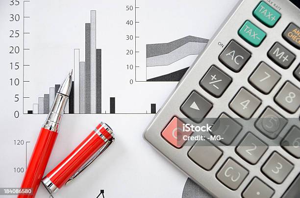 Foto de Caneta E Calculadora De Gráficos Financeiros e mais fotos de stock de Calculadora - Calculadora, Caderno de Anotação, Caneta
