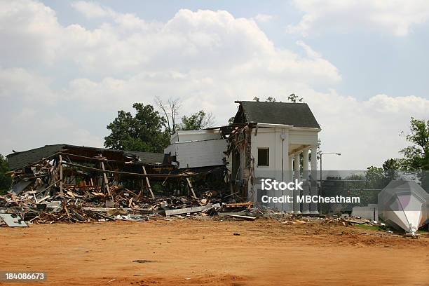 Chiesa Di Distruzione - Fotografie stock e altre immagini di Assicurazione - Assicurazione, Assicurazione sulla casa, Blu