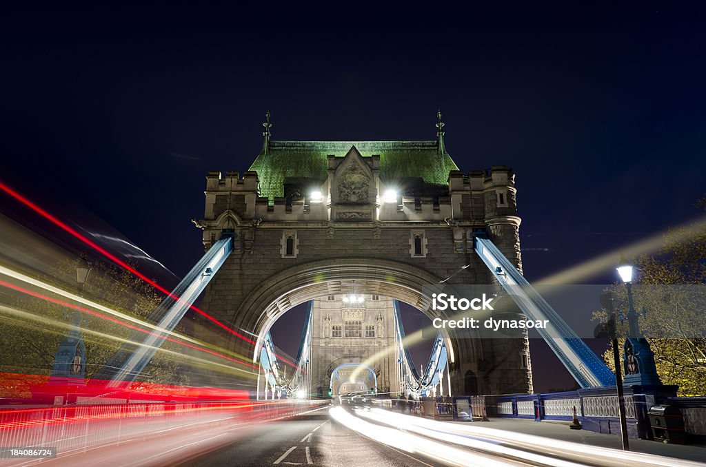 Тауэрский мост в Лондоне в ночное время - Стоковые фото Автомобиль роялти-фри