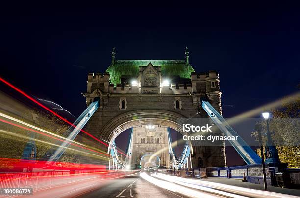 Тауэрский Мост В Лондоне В Ночное Время — стоковые фотографии и другие картинки Автомобиль - Автомобиль, Англия, Арка - архитектурный элемент