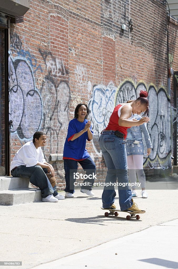 Gruppe von Freunden spielen Sie auf dem Gehweg - Lizenzfrei Lagerhalle Stock-Foto