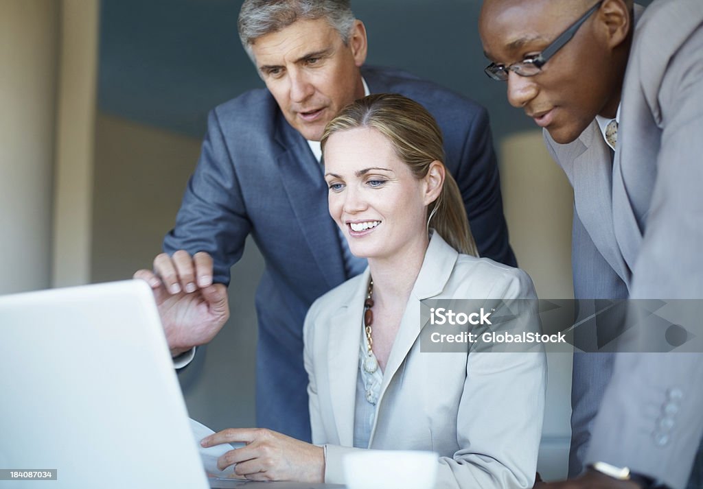 Gente de negocios trabajando sobre los asuntos financieros en ordenador portátil - Foto de stock de 30-39 años libre de derechos