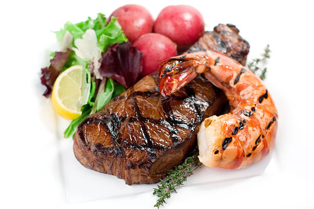 jantar de bife suculento - surf and turf prepared shrimp seafood steak imagens e fotografias de stock