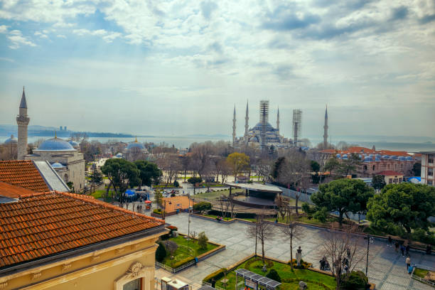 晴れた春の日にイスタンブールの中心部の歴史的部分を上から眺める。中央広場。トルコ。イスタンブール。 - mosque europe part of day ストックフォトと画像