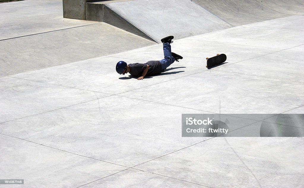 Faire une chute - Photo de Faire du skate-board libre de droits