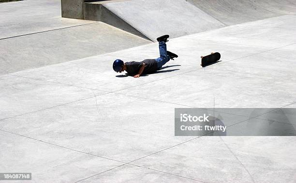 Photo libre de droit de Faire Une Chute banque d'images et plus d'images libres de droit de Faire du skate-board - Faire du skate-board, Tomber, Skate-board