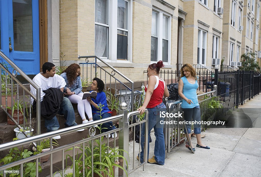 Hispanic amigos en pasos - Foto de stock de Suburbio - Zona residencial libre de derechos