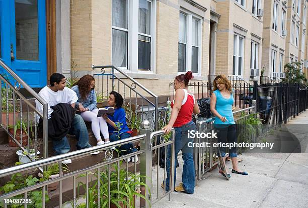 Hispanic Amigos En Pasos Foto de stock y más banco de imágenes de Suburbio - Zona residencial - Suburbio - Zona residencial, Aburrimiento, Acera