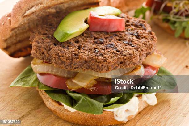 Hamburger Vegetariano - Fotografie stock e altre immagini di Alimentazione sana - Alimentazione sana, Alla griglia, Avocado