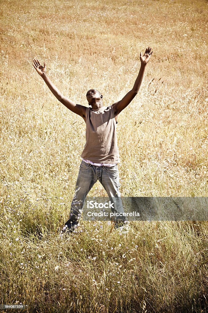 Hombre africano con brazos estirados - Foto de stock de Adulto libre de derechos