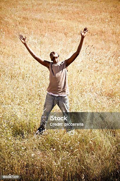 Uomo Africano Con Le Braccia Tese - Fotografie stock e altre immagini di Adulto - Adulto, Allegro, Ambientazione esterna