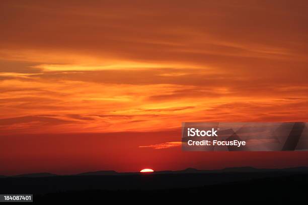 Céu Laranja - Fotografias de stock e mais imagens de Amanhecer - Amanhecer, Amarelo, Ambiente dramático