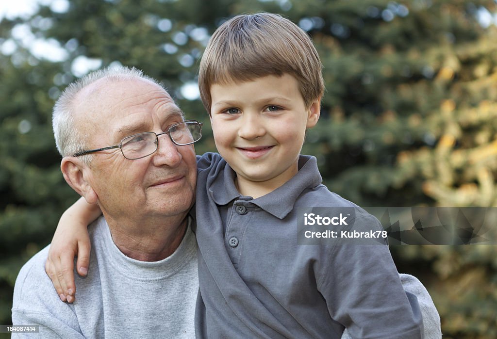 Avô e neto de fora - Foto de stock de 6-7 Anos royalty-free