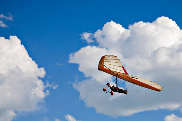 powiesić szybować w chmurach. - hang glider zdjęcia i obrazy z banku zdjęć