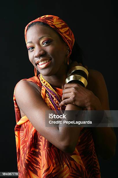 Amable Mujer Foto de stock y más banco de imágenes de Adulto - Adulto, Adulto joven, Afrodescendiente