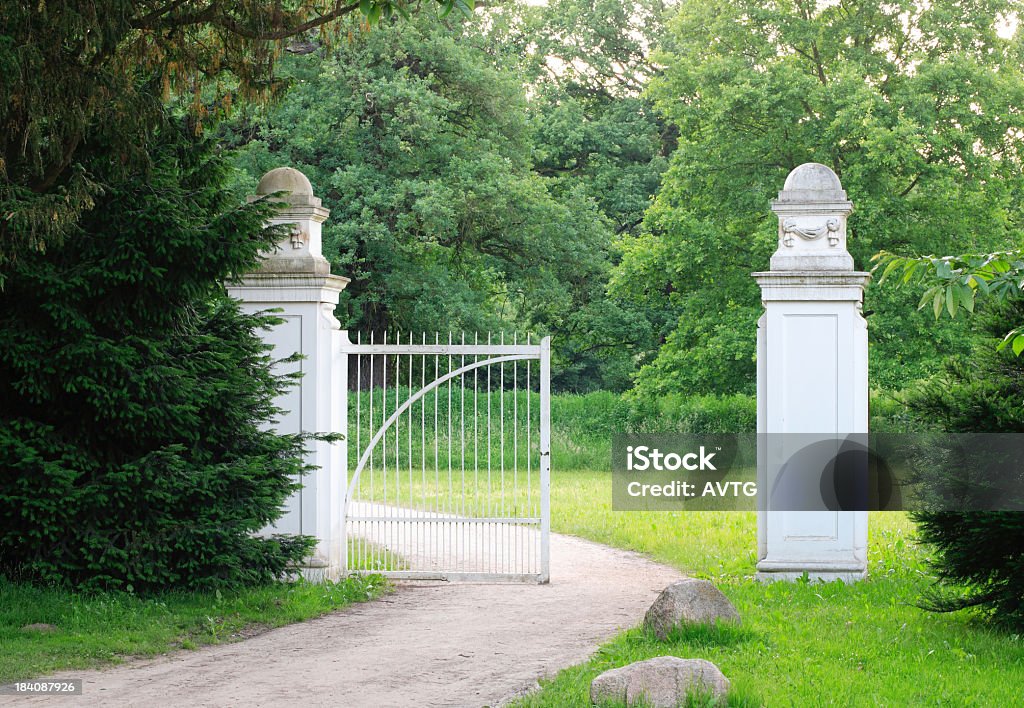 庭園のゲート - 像のロイヤリティフリーストックフォト