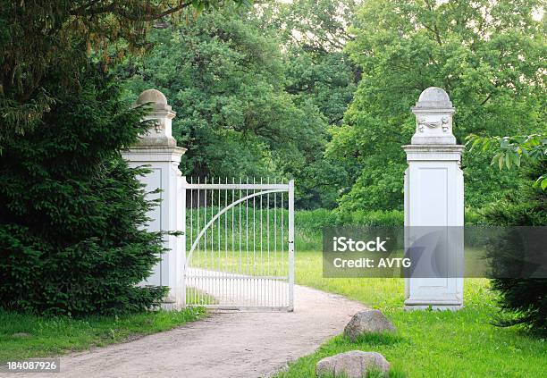Jardim Portão - Fotografias de stock e mais imagens de Estátua - Estátua, Casa de Férias, Mansão Imponente