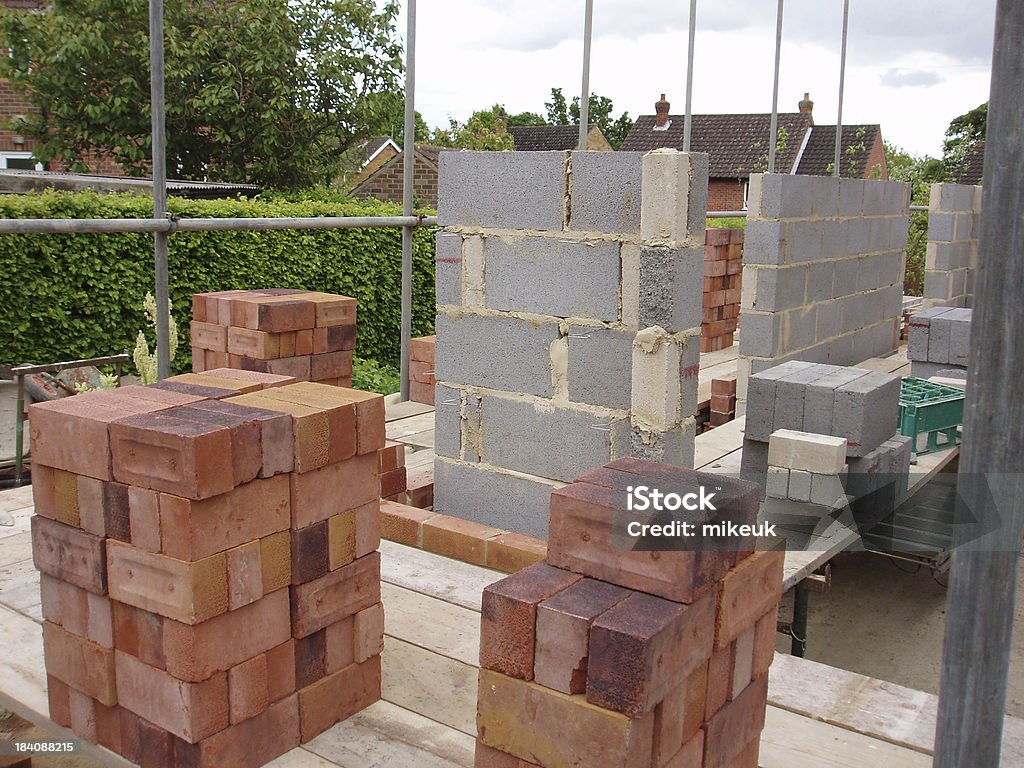 レンガの壁に足場構造 - イギリスのロイヤリティフリーストックフォト