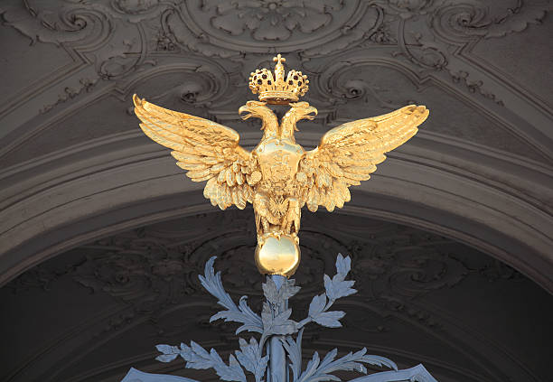 с двумя насадками eagle-гербом россии. - winter palace стоковые фото и изображения