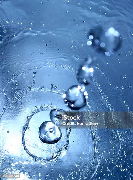 Wasser Tropfen Stockfoto und mehr Bilder von Abstrakt - Abstrakt, Bildhintergrund, Blase - Physikalischer Zustand