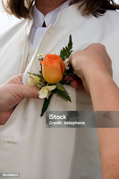 Heften Blume Auf Weste Stockfoto und mehr Bilder von Blume - Blume, Blume im Knopfloch, Blumenbouqet