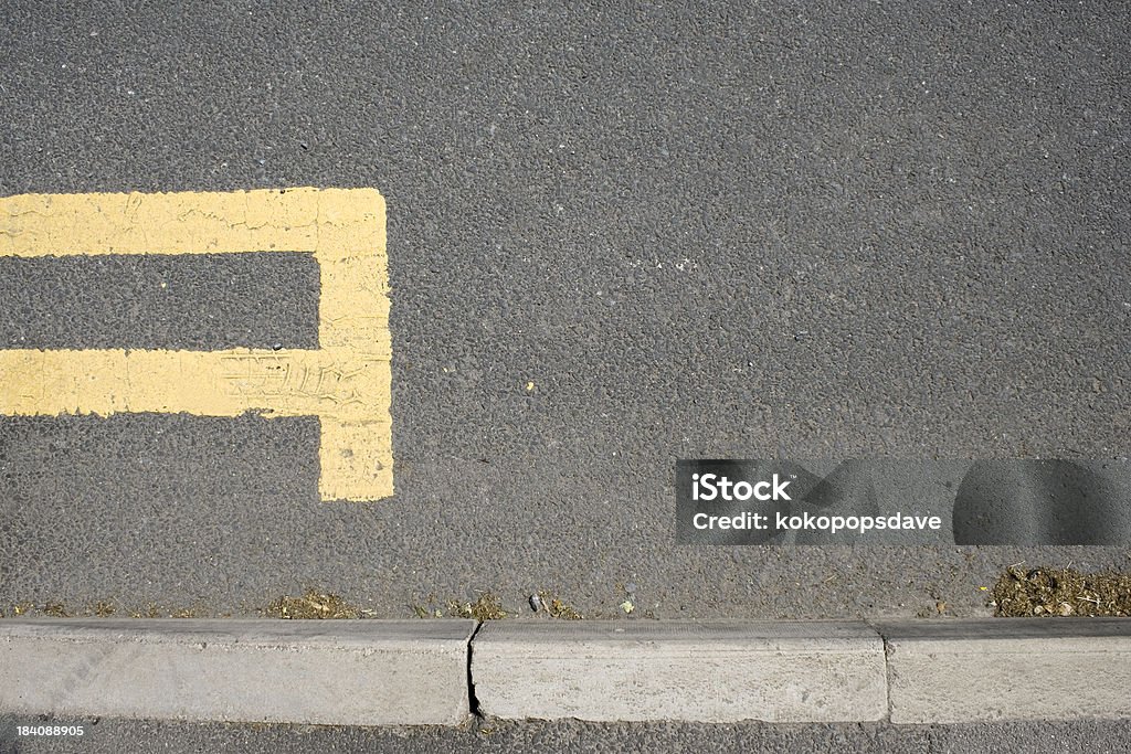 Две желтые линии Конец - Стоковые фото Бордюр роялти-фри