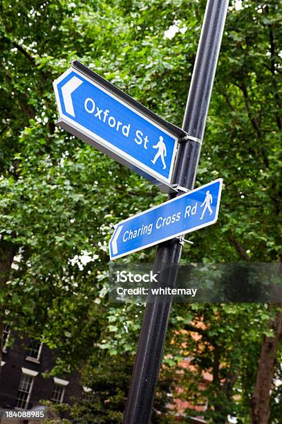 Oxford Street とチャリングクロスロード方向標識 - ソーホースクエアのストックフォトや画像を多数ご用意 - ソーホースクエア, アウトフォーカス, イギリス