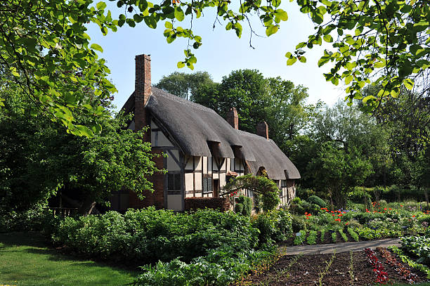 anne hathaway's cottage - thatched roof fotografías e imágenes de stock