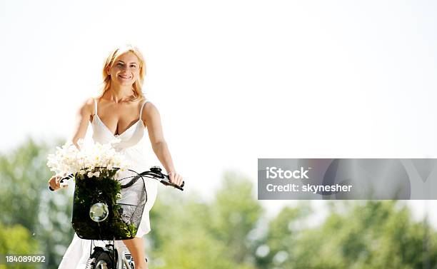 Foto de Linda Loira Sorridente Em Uma Bicicleta e mais fotos de stock de Adulto - Adulto, Atividade, Beleza