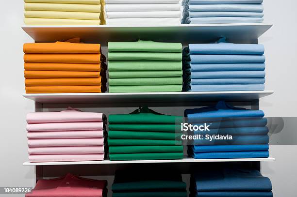 Loja De Roupa - Fotografias de stock e mais imagens de Arranjo - Arranjo, Camisas, Descontrair