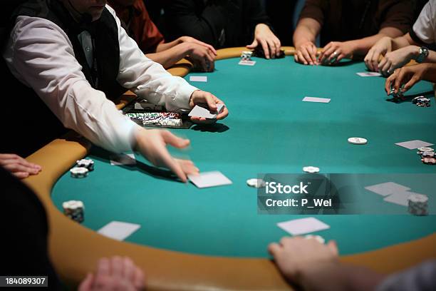 Casinò Card Rivenditore - Fotografie stock e altre immagini di Poker - Poker, Tavolo, Competizione