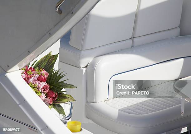 Blumen Auf Einem Boot Stockfoto und mehr Bilder von Segeljacht - Segeljacht, Blume, Entspannung