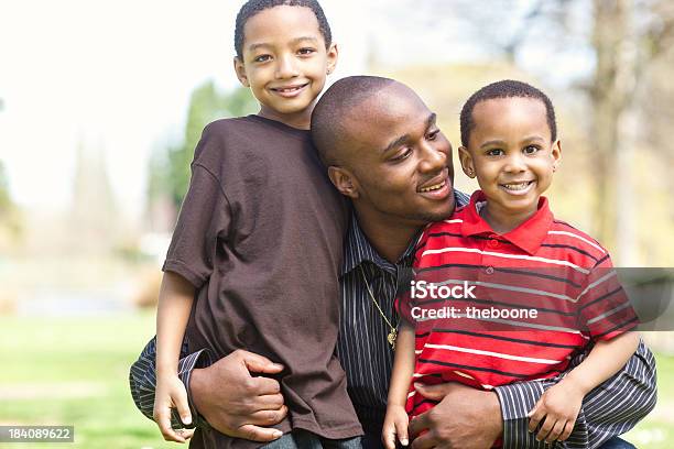 Двух Мальчиков И Их Отец — стоковые фотографии и другие картинки 2-3 года - 2-3 года, Африканская этническая группа, Афроамериканская этническая группа