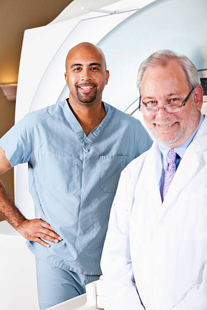 медицинских работников с магнитно-резонансный томограф - male nurse male healthcare and medicine technician стоковые фото и изображения