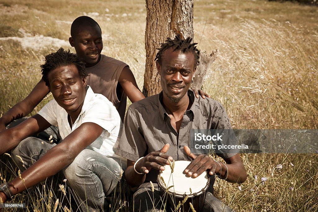 3 아프리카인 남성용 게임하기 젬베 있는 메도 - 로열티 프리 아프리카 민족 스톡 사진