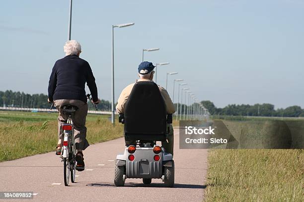 Foto de Casal De Idosos No Passeio e mais fotos de stock de A caminho - A caminho, Adulto, Amizade