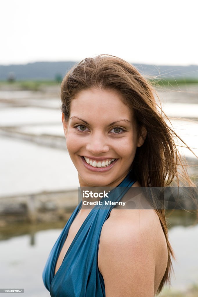 Luminoso sorridente ragazza - Foto stock royalty-free di Adolescente