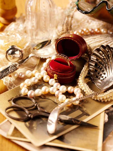 istock Feminine Collectables and Antiques 184090156