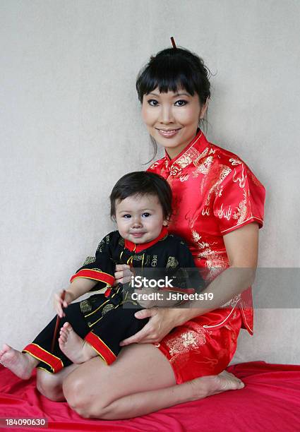 Chinesische Mutter Und Kind Stockfoto und mehr Bilder von Chinesisches Neujahr - Chinesisches Neujahr, Mutter, Schöne Menschen