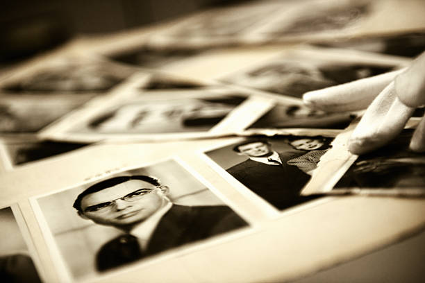 свои фотоальбомы из фотографий от hulton архив - hulton archive стоковые фото и изображения