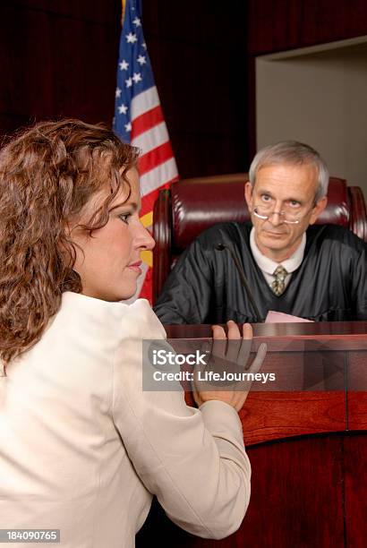 Argumentos Antes Do Tribunal - Fotografias de stock e mais imagens de Advogado - Advogado, Discutir, Juiz