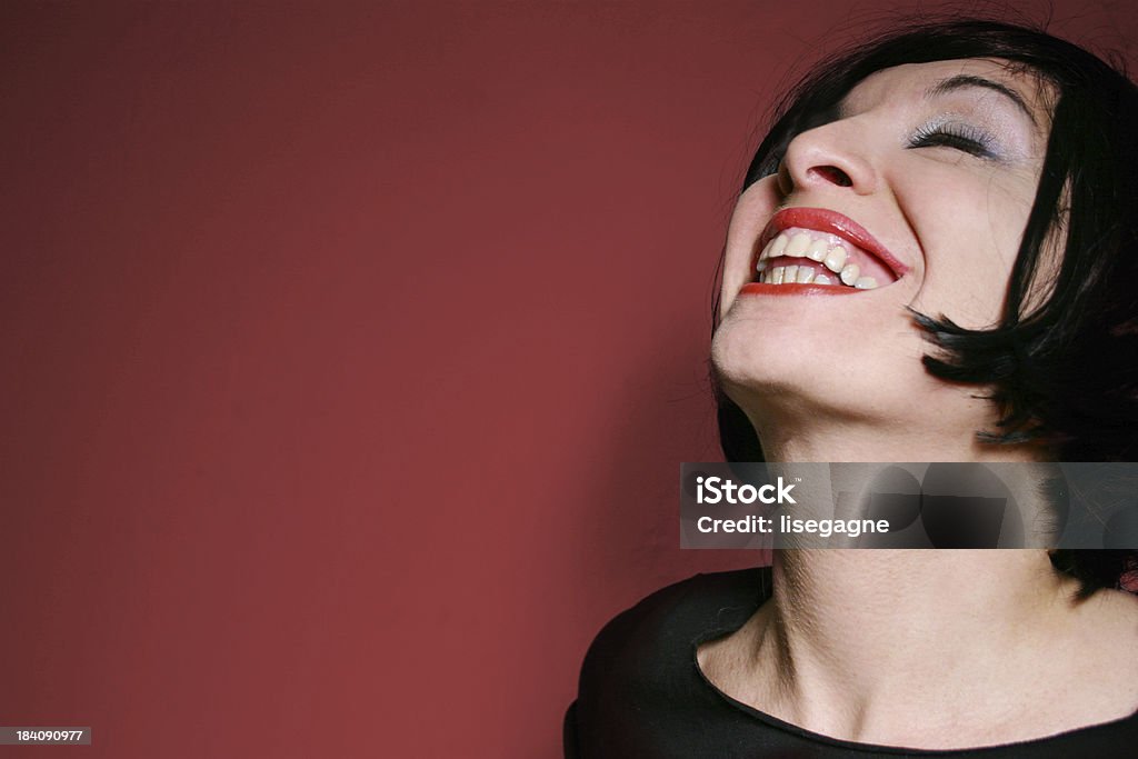 笑う若い女性 - 1人のロイヤリティフリーストックフォト