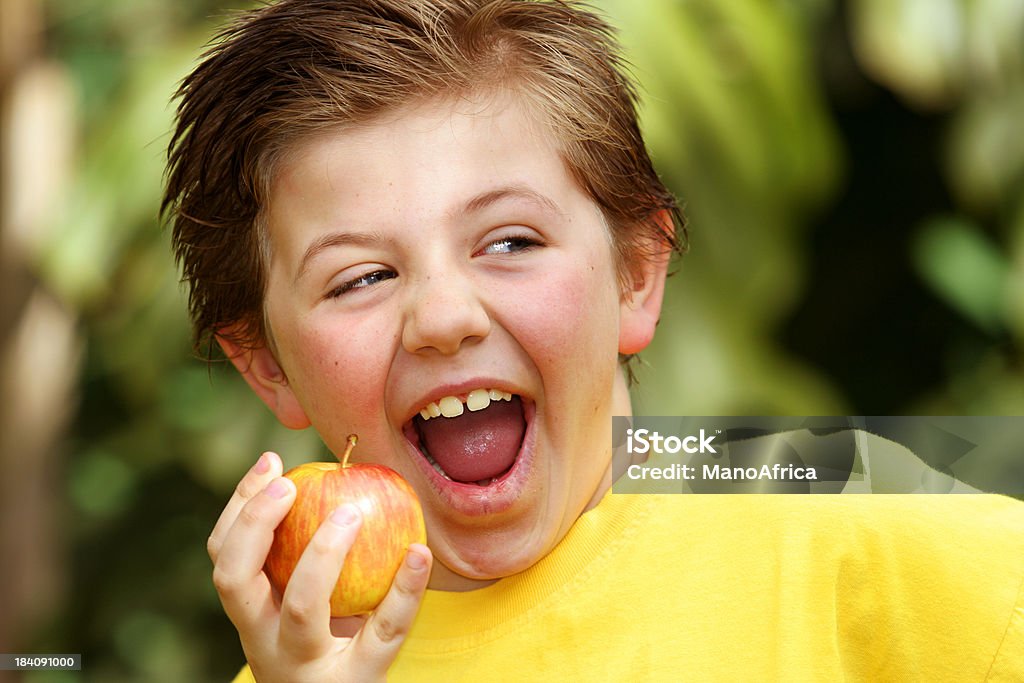 Chłopiec Apple Krajobraz 2 - Zbiór zdjęć royalty-free (Chłopcy)