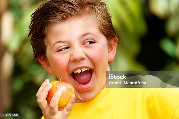 Chłopiec Apple Krajobraz 2 - zdjęcia stockowe i więcej obrazów Chłopcy - Chłopcy, Dbałość o ciało, Dobre samopoczucie