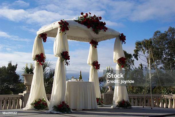 Sob O Chuppa - Fotografias de stock e mais imagens de Casamento - Casamento, Judaísmo, Dossel de Casamento Judaico