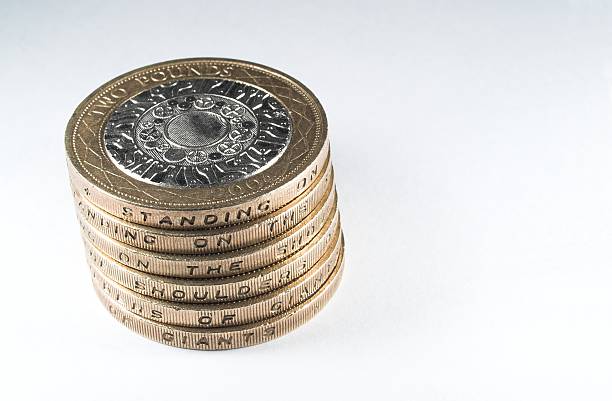 стопка монет 2 фунт - two pound coin стоковые фото и изображения