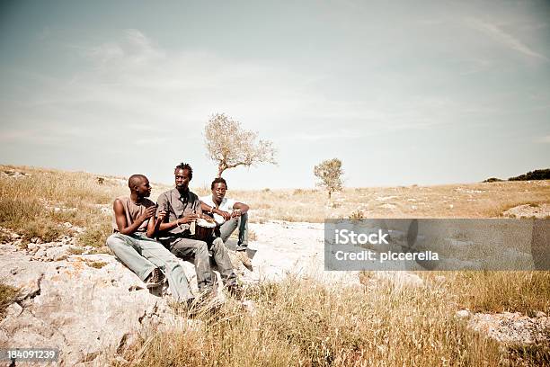 Três Africanos Homens Jogando No Prado Djembê - Fotografias de stock e mais imagens de 20-24 Anos - 20-24 Anos, Adulto, Ajardinado