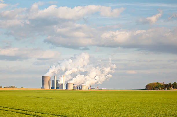 green fields in der industrie die skyline - niederaußem stock-fotos und bilder