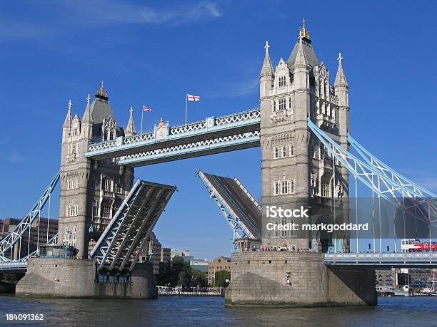 Tower Bridge Powstanie - zdjęcia stockowe i więcej obrazów Tower Bridge - Tower Bridge, Otwierać, Otwarty