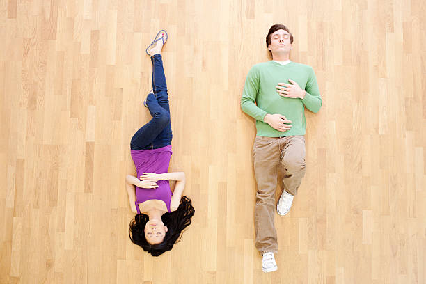 meditating casal - relaxation lying on back women meditating - fotografias e filmes do acervo